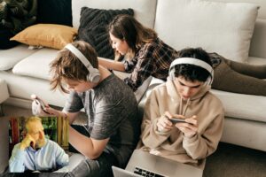 «Avere a disposizione il mondo online indebolisce i ragazzi»