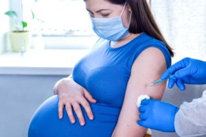Sui vaccini in gravidanza i pediatri ignorano perfino gli allarmi di Pfizer
