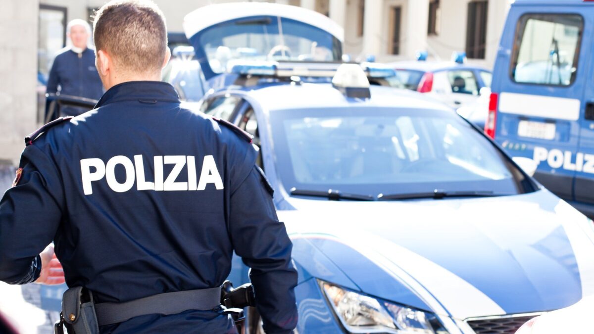 Polizia ancora in balia dei criminali: due agenti aggrediti da 20 maranza