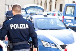 Polizia ancora in balia dei criminali: due agenti aggrediti da 20 maranza