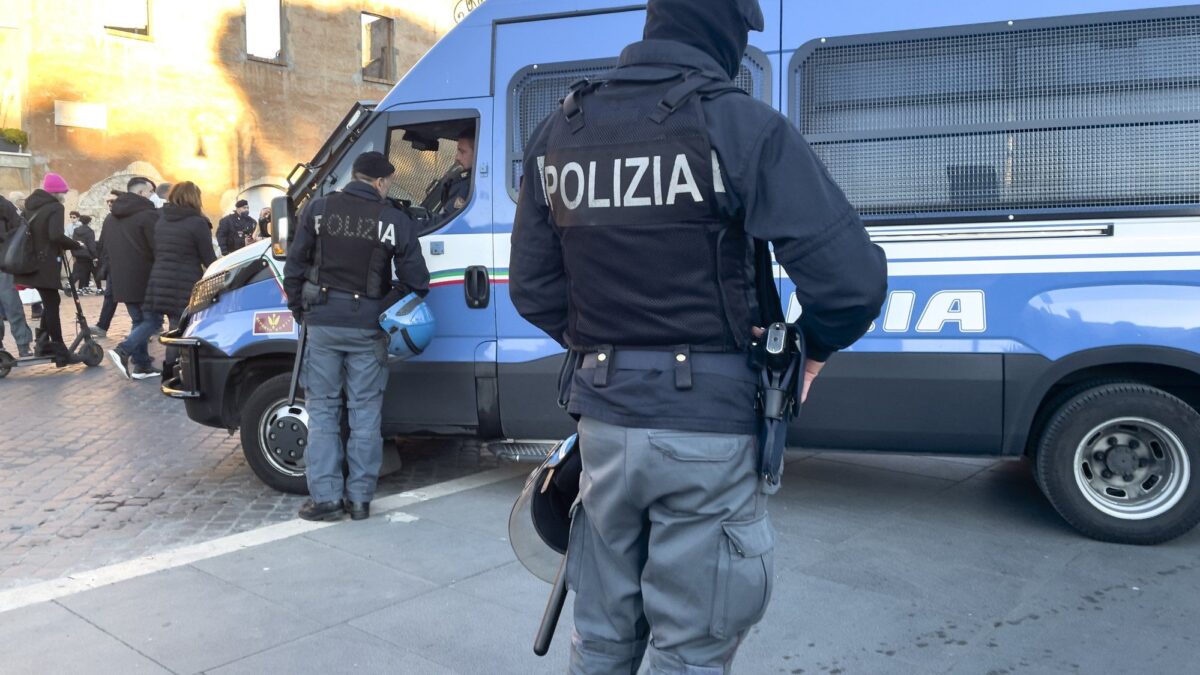 Poliziotti aggrediti dal branco nordafricano
