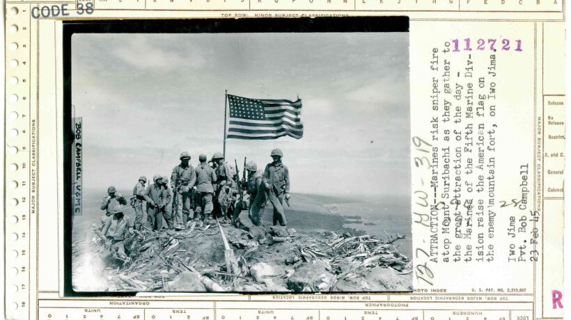 L'originale della prima foto della bandiera Usa su Iwo Jima, scattata dal soldato Bob Campbell (Usmc-National Archives)