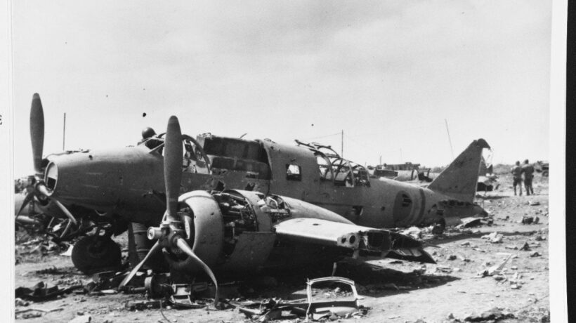Un Mitsubishi Ki-46 danneggiato all'aeroporto Motoyama di Iwo Jima (Us Navy Archives)