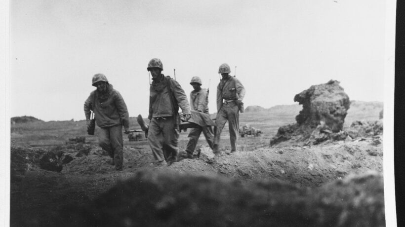 Sanitari trasportano un Marine ferito nei combattimenti a Iwo Jima (Us Navy Archives)
