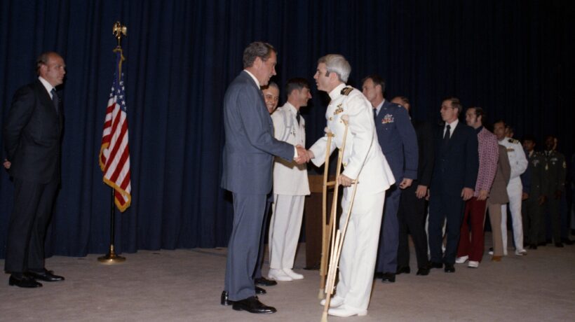 John McCain incontra Richard Nixon poco dopo la liberazione del febbraio 1973 (Getty Images)