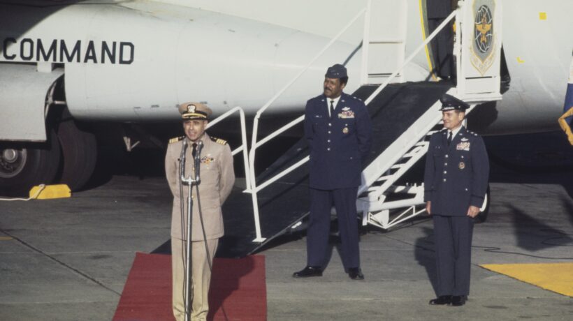Jeremiah Denton, membro della «Alcatraz gang» fu il primo a scendere dall'aereo il 12 febbraio 1973 (Getty Images)