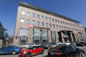 Unicredit paga l’effetto sanzioni. La filiale di Mosca denuncia Orcel