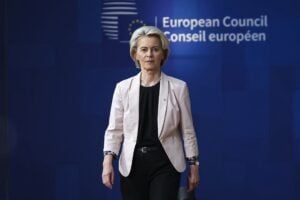 Dall’Ue fiumi di soldi a quotidiani e tv per coprire di bava Ursula e colleghi