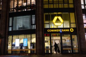 Commerz taglia 3.900 dipendenti pur di fermare l’assalto di Unicredit