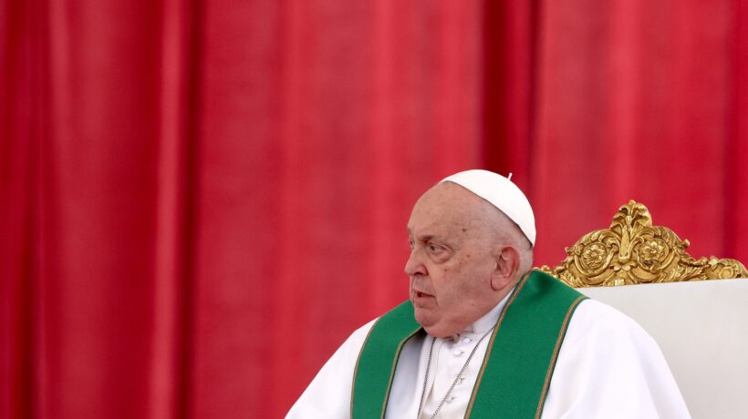 Il Papa si aggrava: «Anemia e trasfusione»