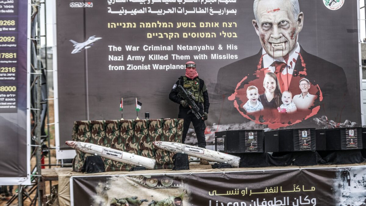 Il macabro show di Hamas non ha fine. Messe in mostra le bare degli ostaggi