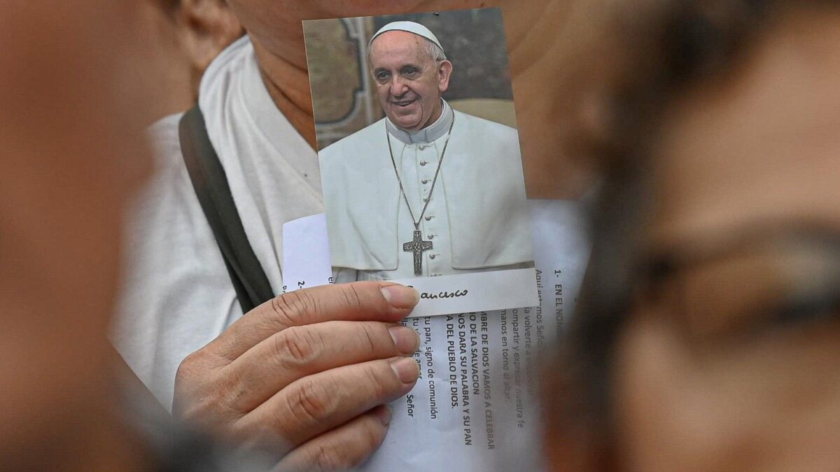 Bergoglio continua a migliorare La Chiesa prepara la «lungodegenza»