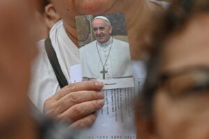 Bergoglio continua a migliorare La Chiesa prepara la «lungodegenza»