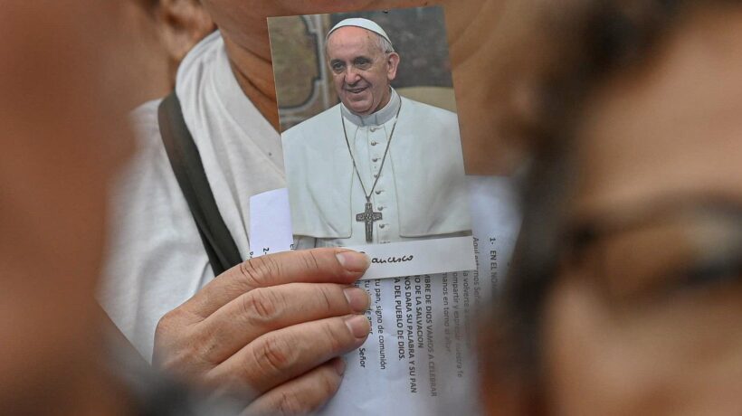 Bergoglio continua a migliorare La Chiesa prepara la «lungodegenza»
