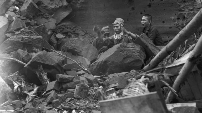 Tre soldati giapponesi si arrendono dentro una postazione di artiglieria (Getty Images/Us Army)