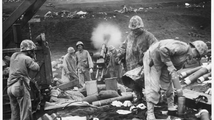 Artiglieria americana in azione a Iwo Jima (Getty Images)