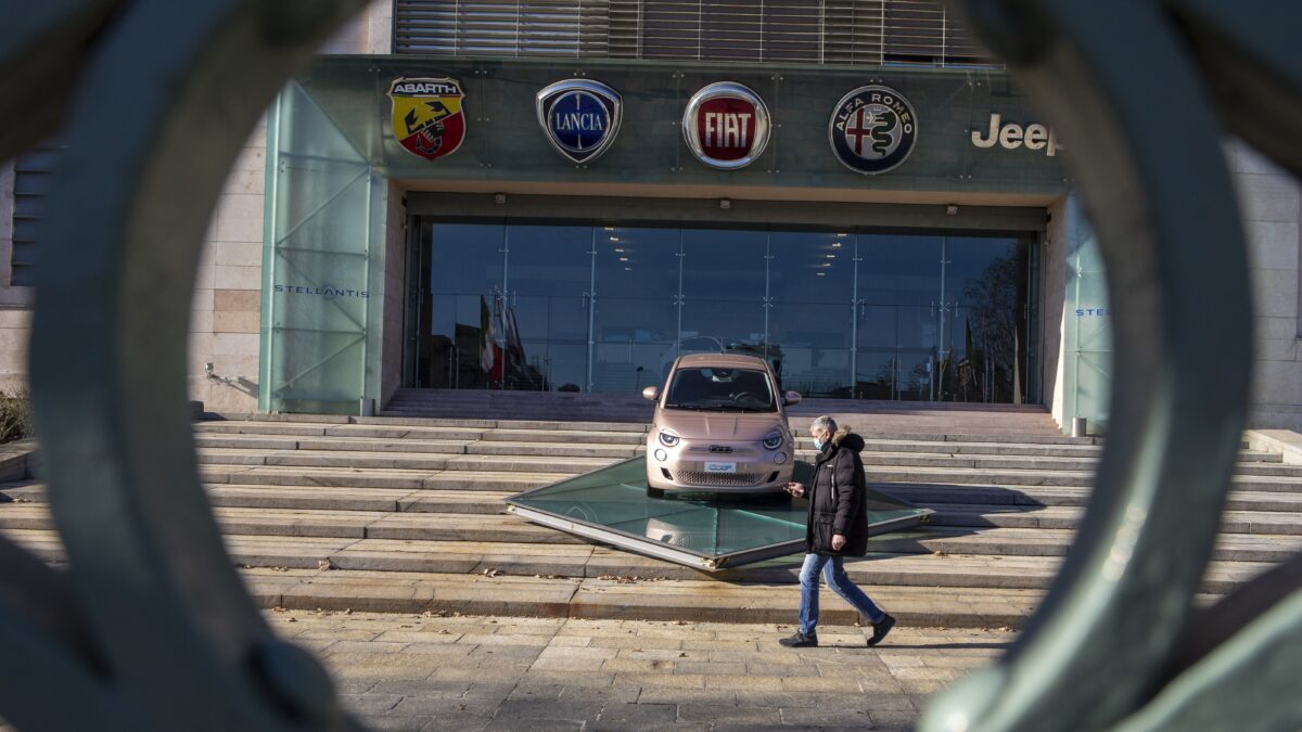 Stellantis anticiperà la produzione della Fiat 500 ibrida a Mirafiori