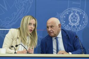 Il governo stana le opposizioni su Almasri