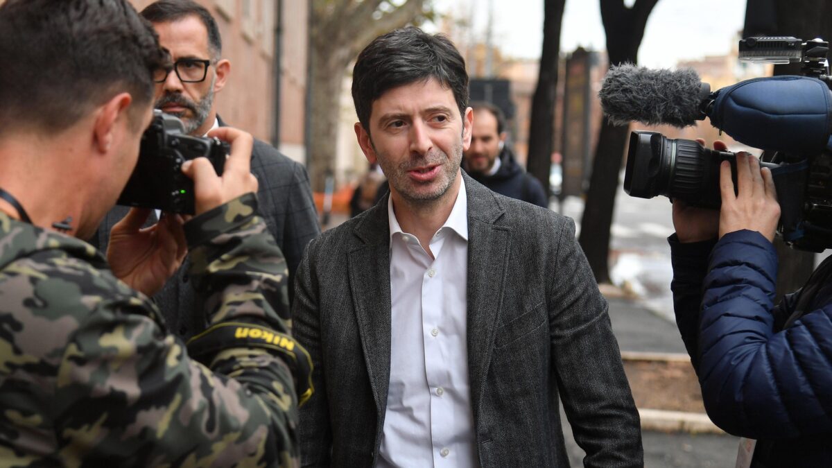 Speranza choc: «Tachipirina e attesa? L’avete inventato voi»
