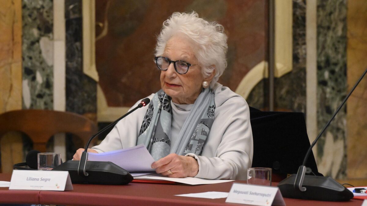 «Migranti spediti nei lager albanesi». Stavolta Segre inciampa sulla Shoah