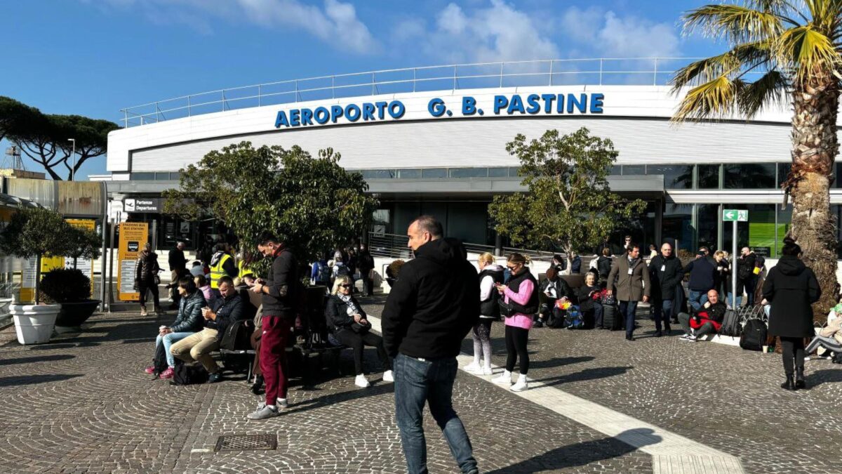 Straniero brucia la torre di controllo. Ciampino paralizzata per un giorno