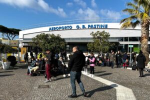 Straniero brucia la torre di controllo. Ciampino paralizzata per un giorno