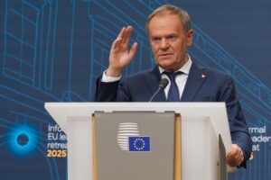Tusk «il buono» accusato di golpe: «Se ne infischia delle sentenze»
