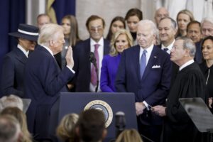 The Donald si vendica di Biden: non avrà accesso a dati segreti. Sudafrica sanzionato