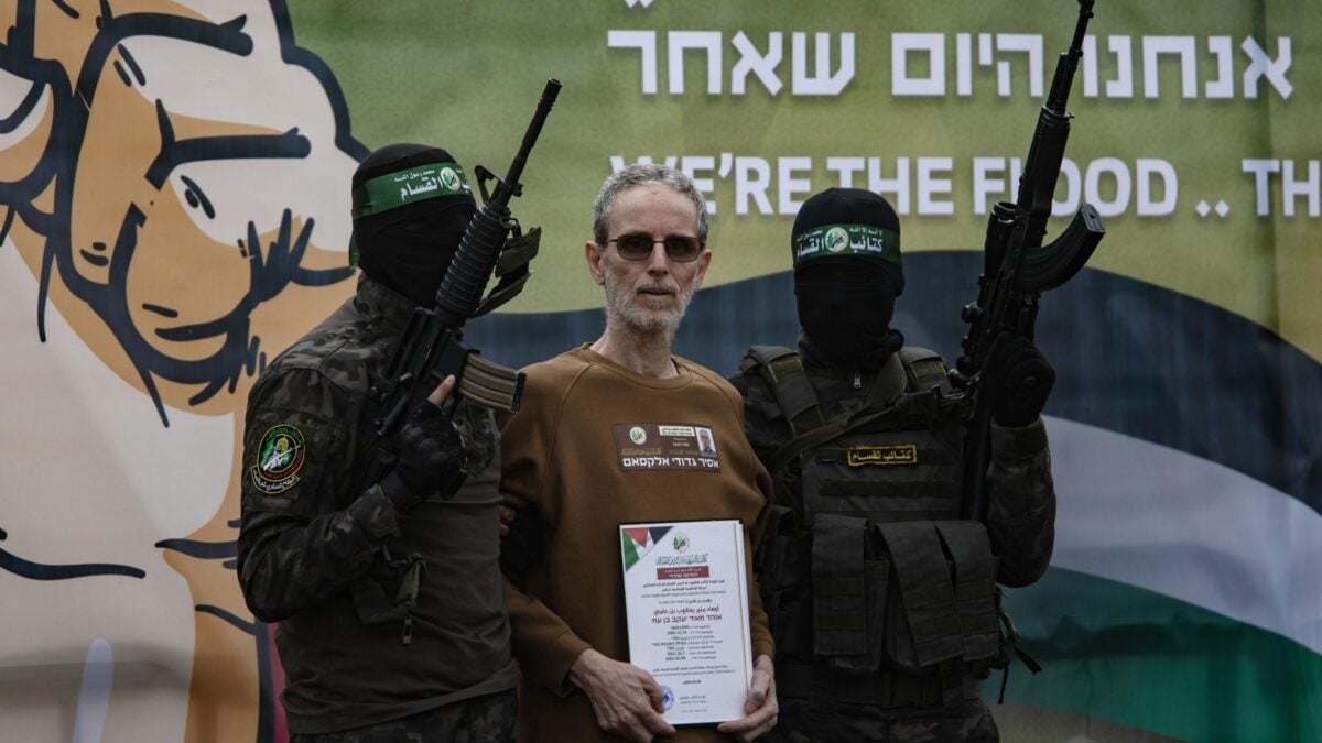 Nuovo show di Hamas. Libera tre ostaggi, indebolisce la tregua e avverte gli Usa
