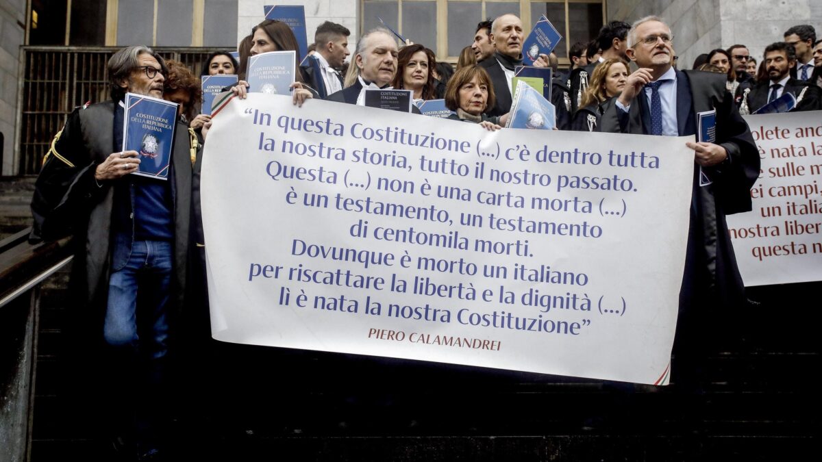 Il pm e la giudice affiancati in piazza mostrano perché le carriere van divise