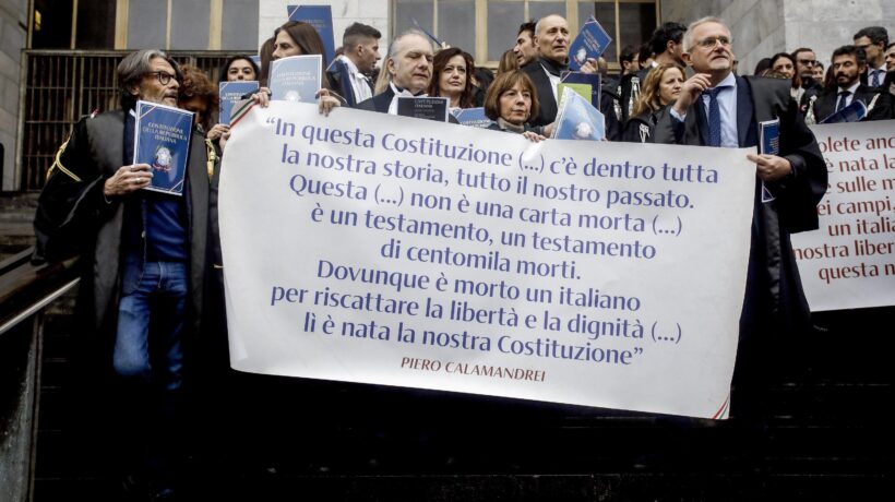 Il pm e la giudice affiancati in piazza mostrano perché le carriere van divise