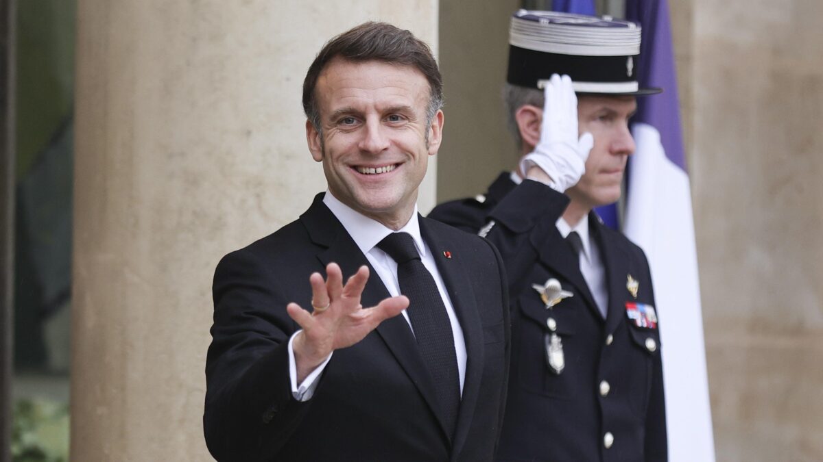 Mentre Macron fa il galletto sull’Ia Urso chiede la testa del suo ad in Stm
