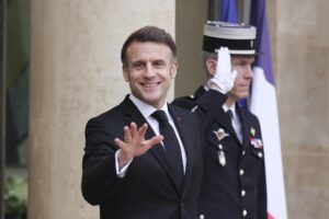Mentre Macron fa il galletto sull’Ia Urso chiede la testa del suo ad in Stm