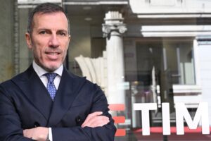 Tim accetta 700 milioni per Sparkle. Il mercato crede all’arrivo di Poste