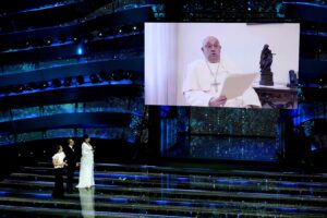 «Papadeus» conduce il festival anti religione