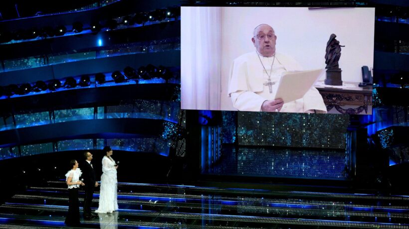«Papadeus» conduce il festival anti religione