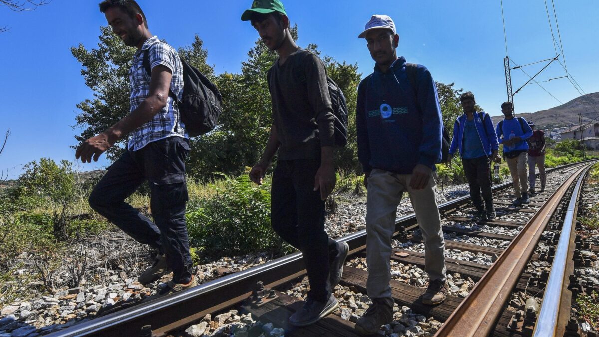 Botte ai migranti e video sui social. In manette due trafficanti stranieri