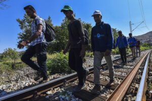 Botte ai migranti e video sui social. In manette due trafficanti stranieri