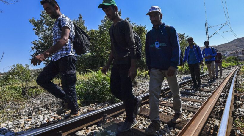 Botte ai migranti e video sui social. In manette due trafficanti stranieri
