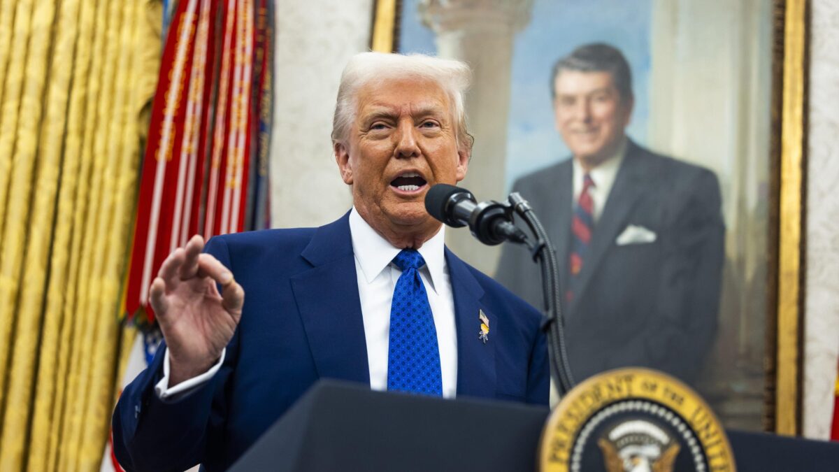 The Donald annuncia i dazi reciproci. È pronto a stangare auto, farmaci, acciaio