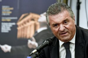 Sì all’arresto: molla il sindaco caro a De Luca
