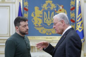 Washington striglia Zelensky e lui si riallinea: «Pronti a firmare l’intesa con gli Usa»