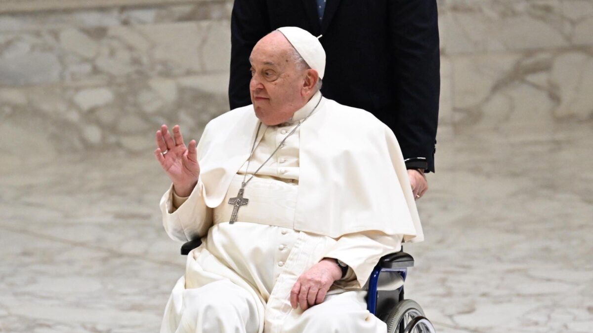 Lievi miglioramenti, ma il Papa resta grave