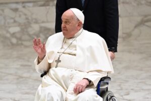 Lievi miglioramenti, ma il Papa resta grave