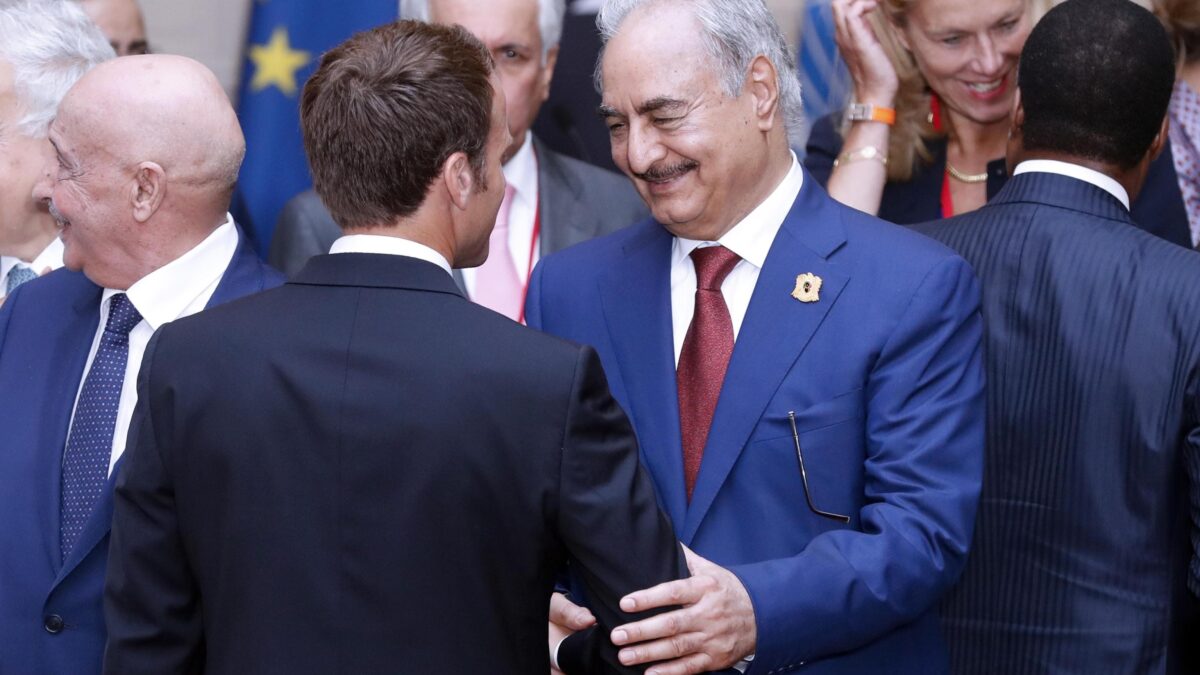 Macron torna ad avvicinarsi ad Haftar