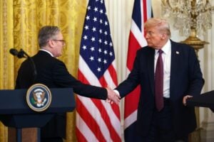 Ucraina, Starmer ora sposa la linea Trump: «Ha cambiato rotta»