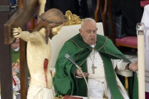 Peggiora la salute di papa Francesco: «Crisi di broncospasmo e vomito»