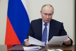 Putin invita Trump: «Sempre benvenuto». Gli Usa vogliono la pace entro Pasqua