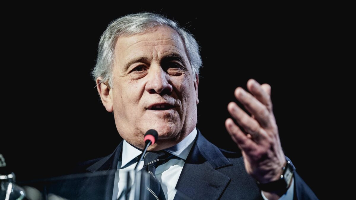 Tajani fa la ramanzina a Macron. Ancora scintille tra dem e 5 stelle