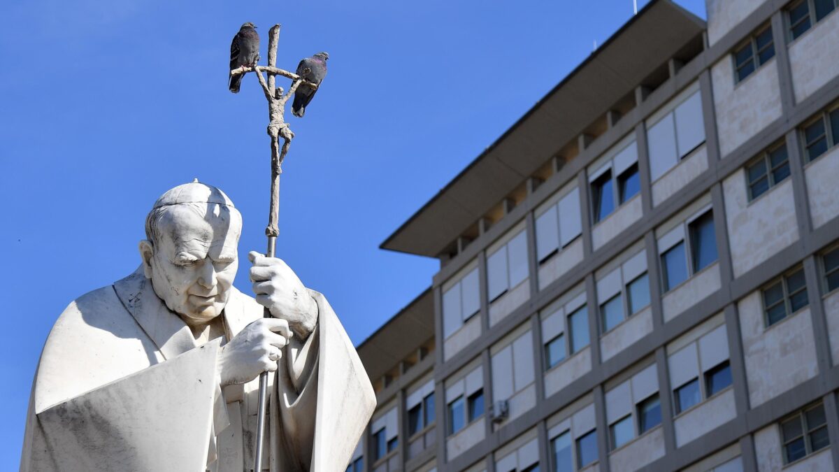 Il Papa impone la verità sul bollettino: «Reagisce, ma non è fuori pericolo»